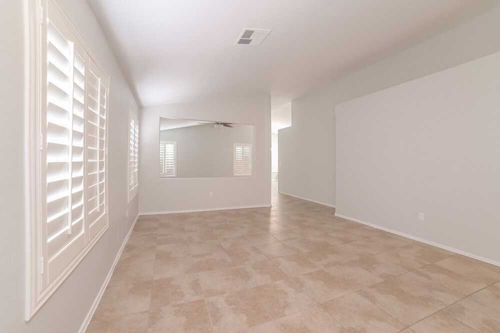 323 N Ocean Dr - Photo 4 of 19