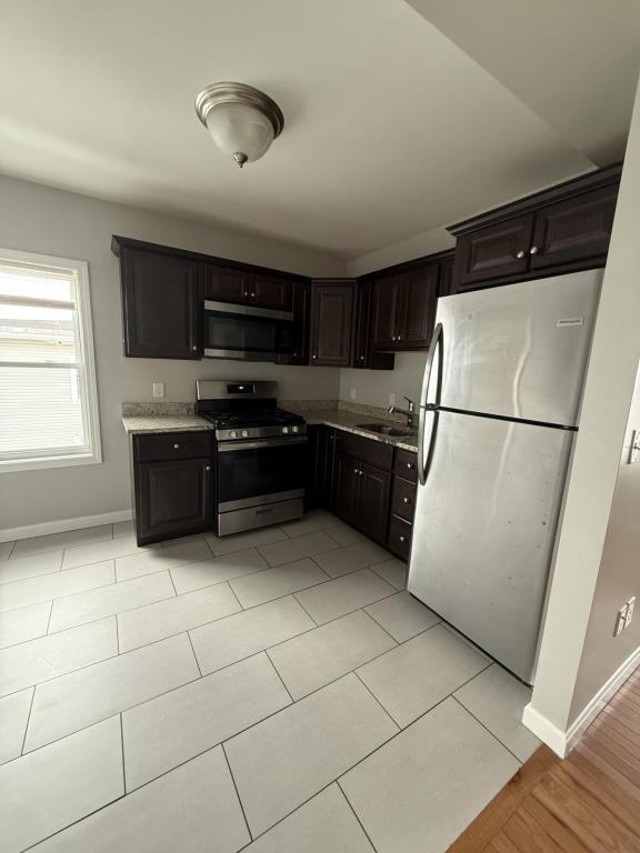 7072 Plain St - Photo 2 of 6