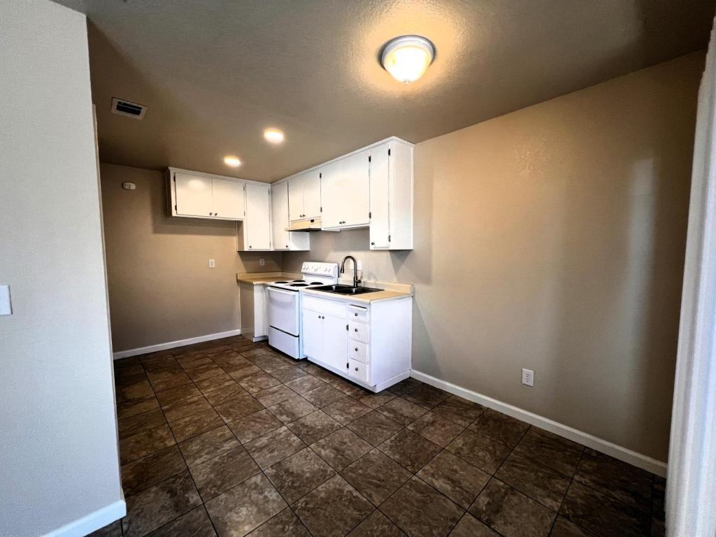 411 S 6th Ave - Photo 2 of 9