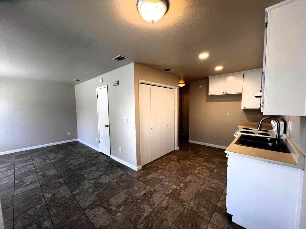 411 S 6th Ave - Photo 3 of 9