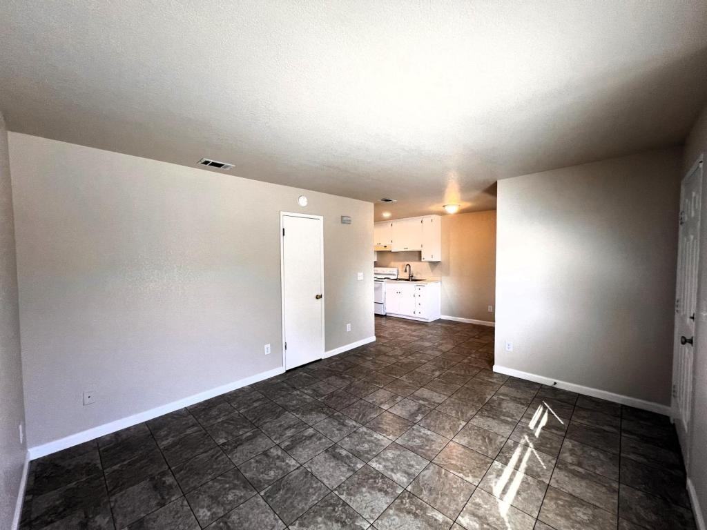 411 S 6th Ave - Photo 6 of 9