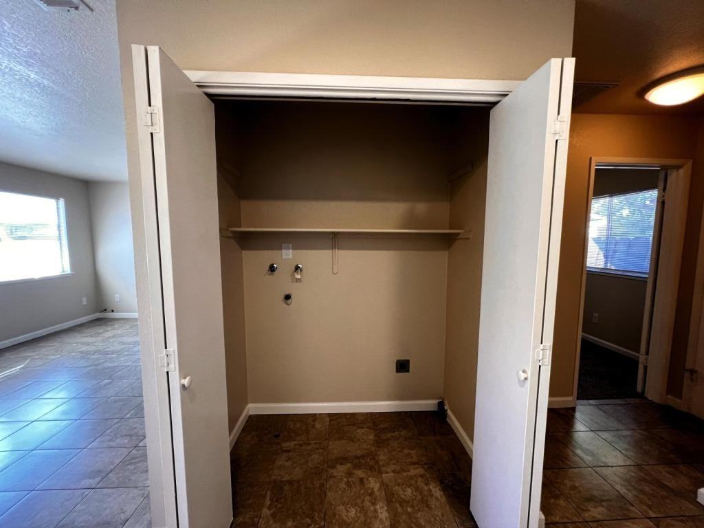 411 S 6th Ave - Photo 7 of 9