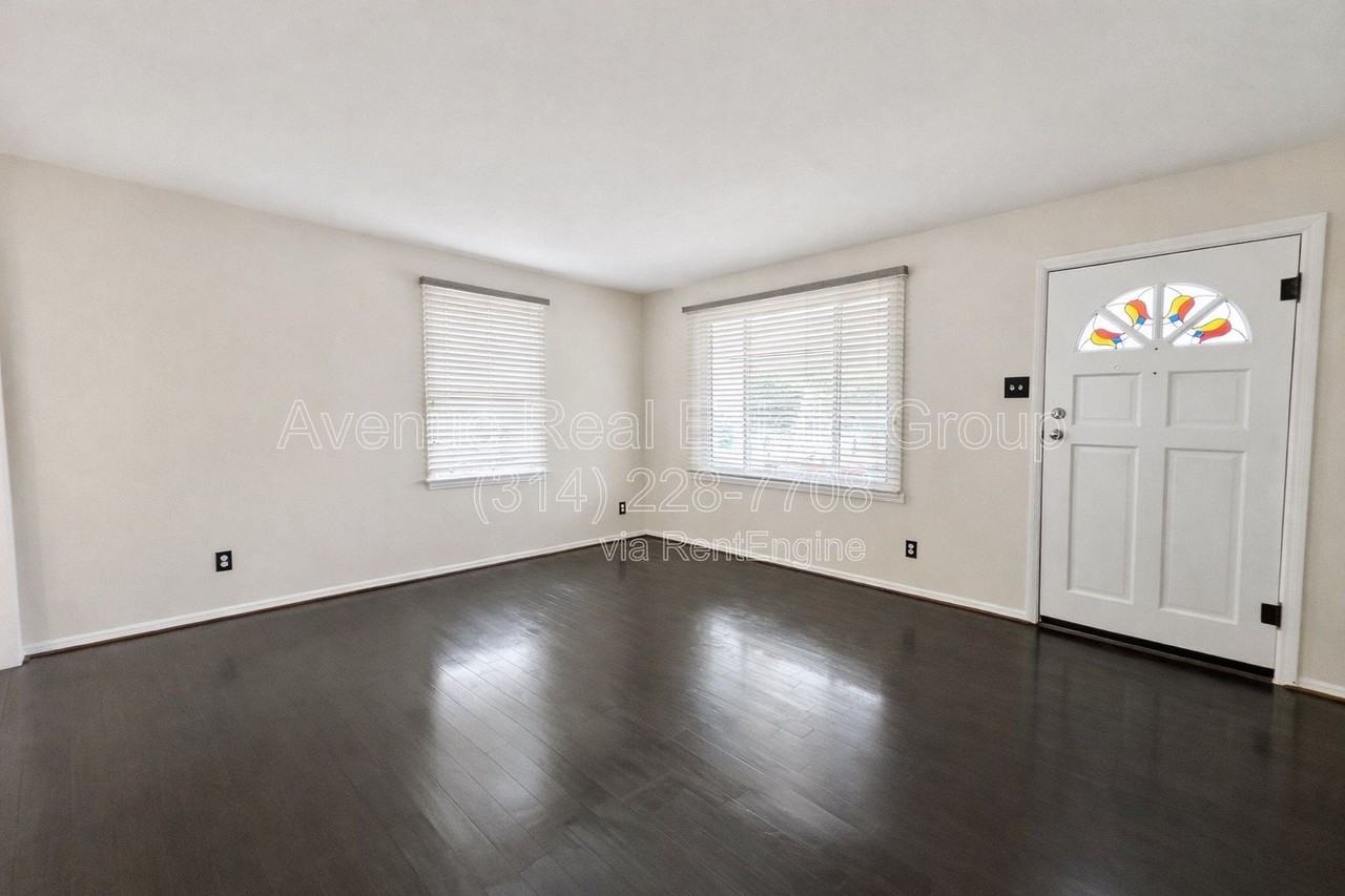 449 Crest Ave - Photo 4 of 20