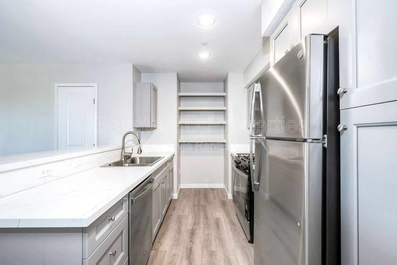 1819 E 9th St #305 - Photo 3 of 27