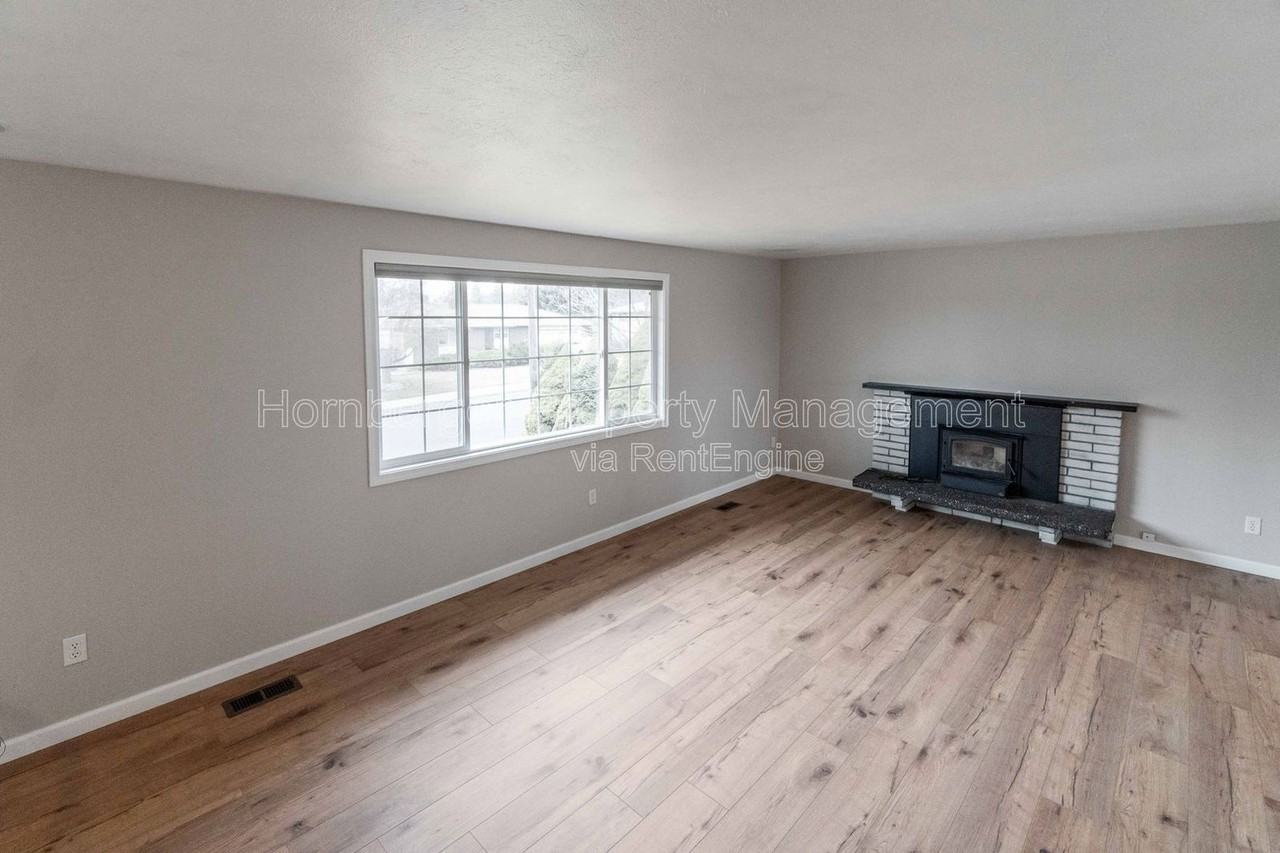 6604 N Greenwood Blvd - Photo 2 of 26