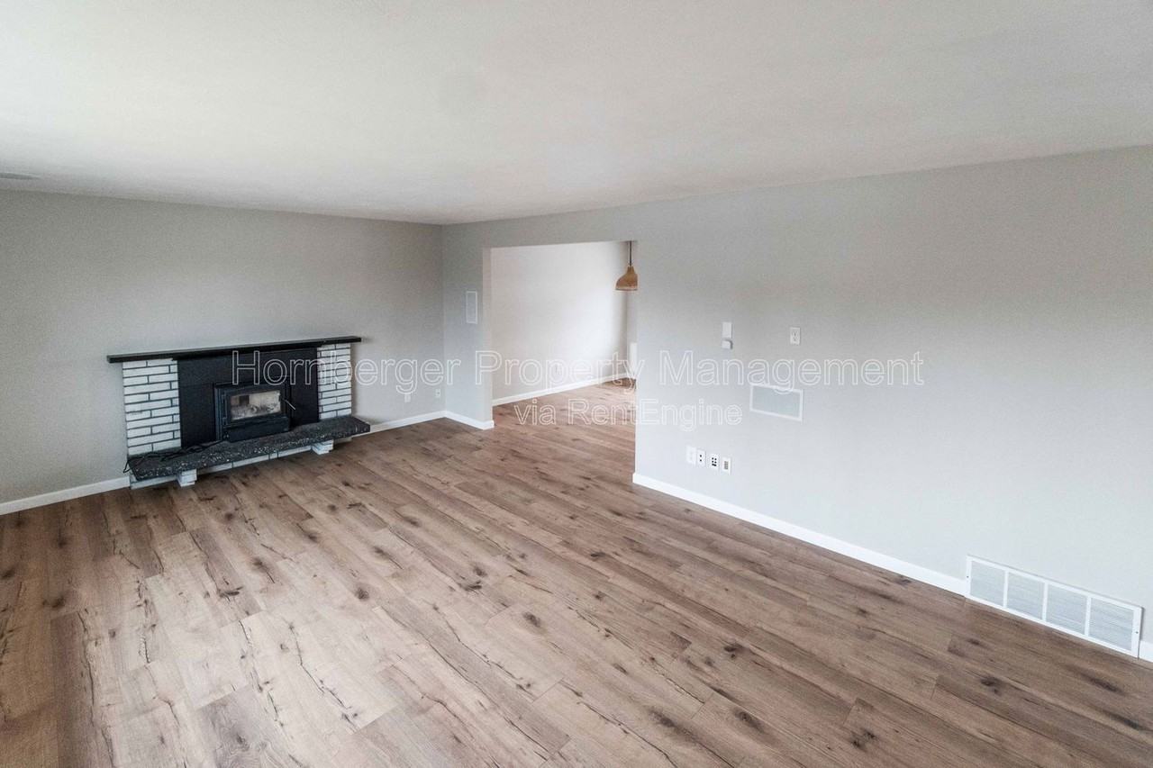 6604 N Greenwood Blvd - Photo 3 of 26