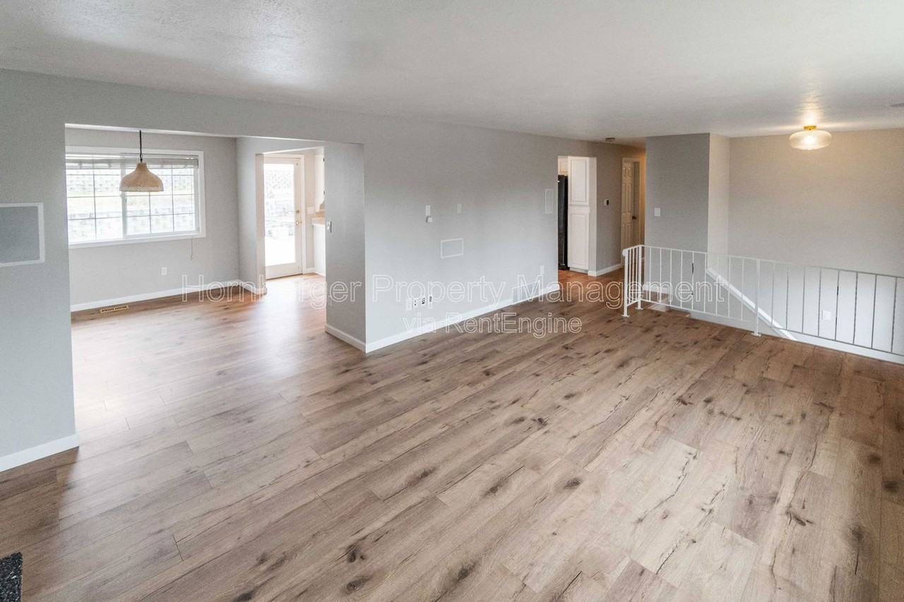 6604 N Greenwood Blvd - Photo 4 of 26