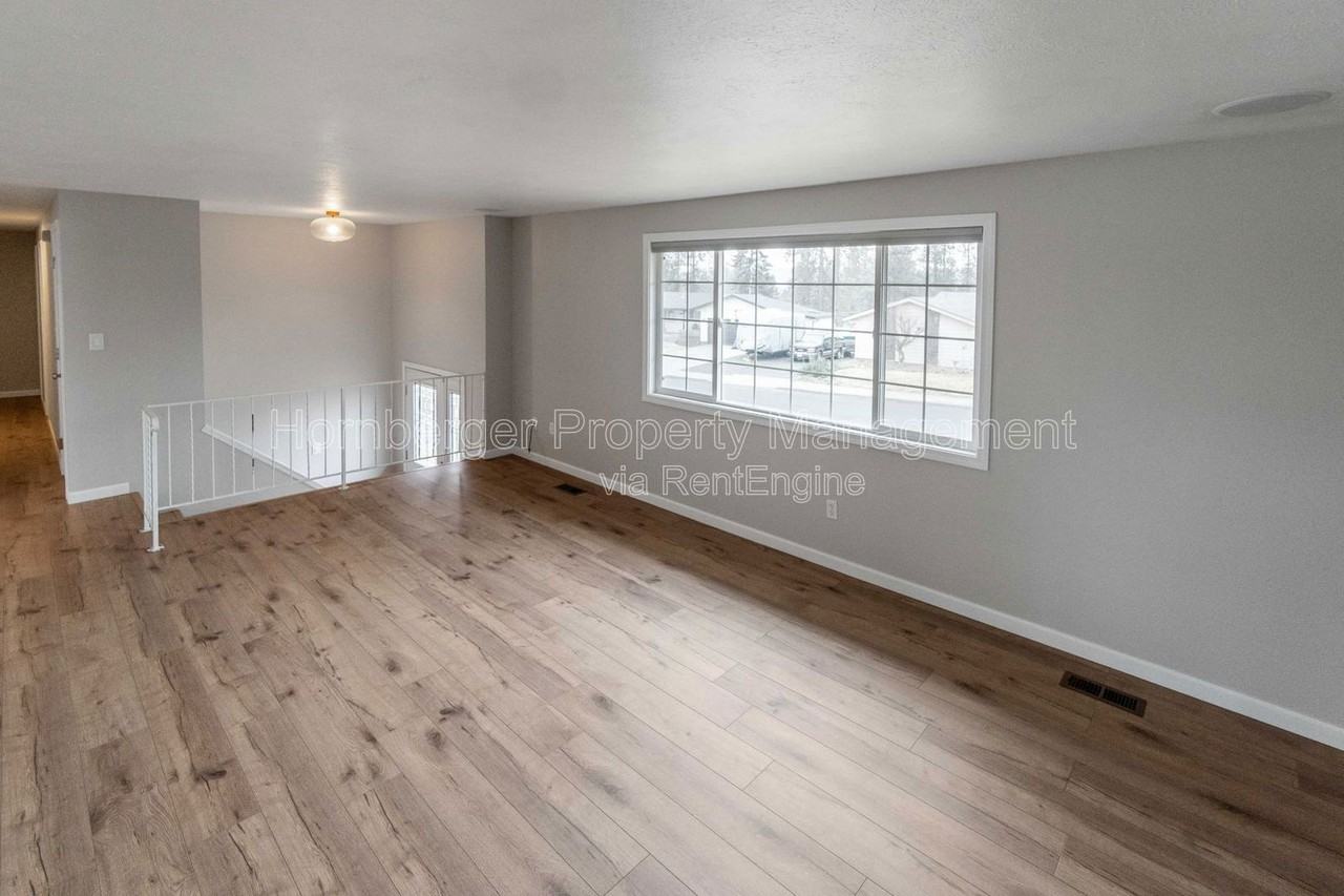 6604 N Greenwood Blvd - Photo 5 of 26