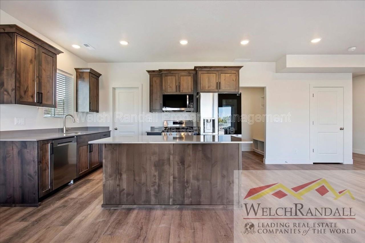 235 W 690 N - Photo 5 of 23