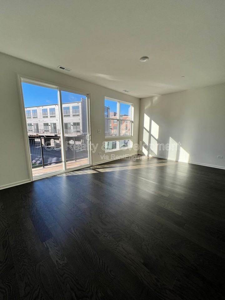 1265 Lakepointe Dr - Photo 2 of 27