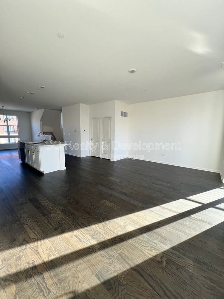 1265 Lakepointe Dr - Photo 3 of 27