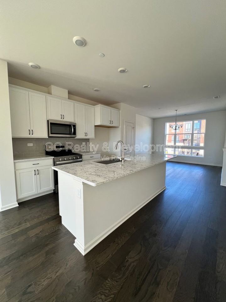 1265 Lakepointe Dr - Photo 5 of 27