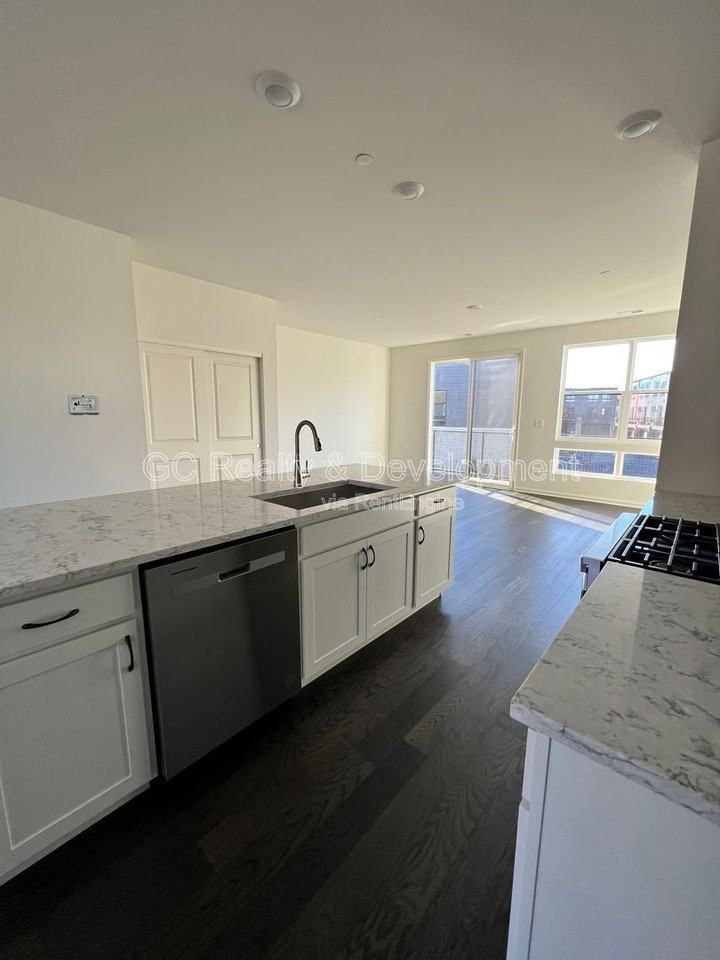 1265 Lakepointe Dr - Photo 6 of 27