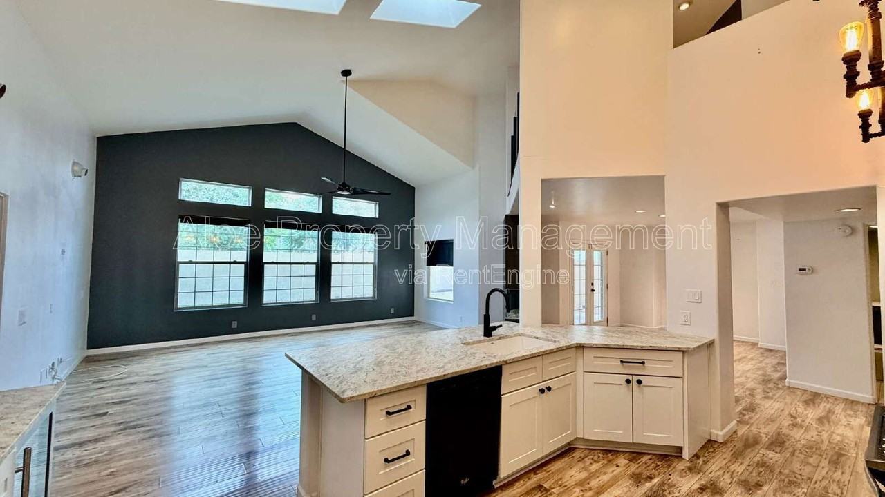 8101 N 13th Pl - Photo 6 of 34