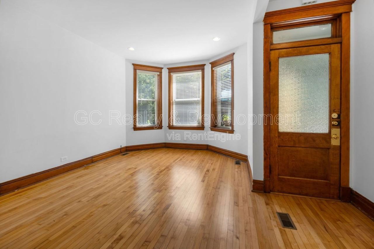 2130 W Iowa St #1F - Photo 3 of 19