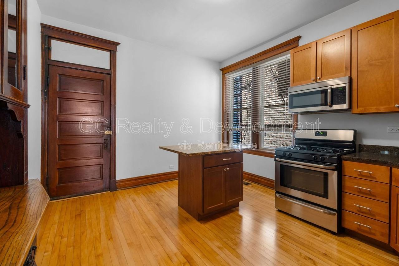 2130 W Iowa St #1F - Photo 6 of 19