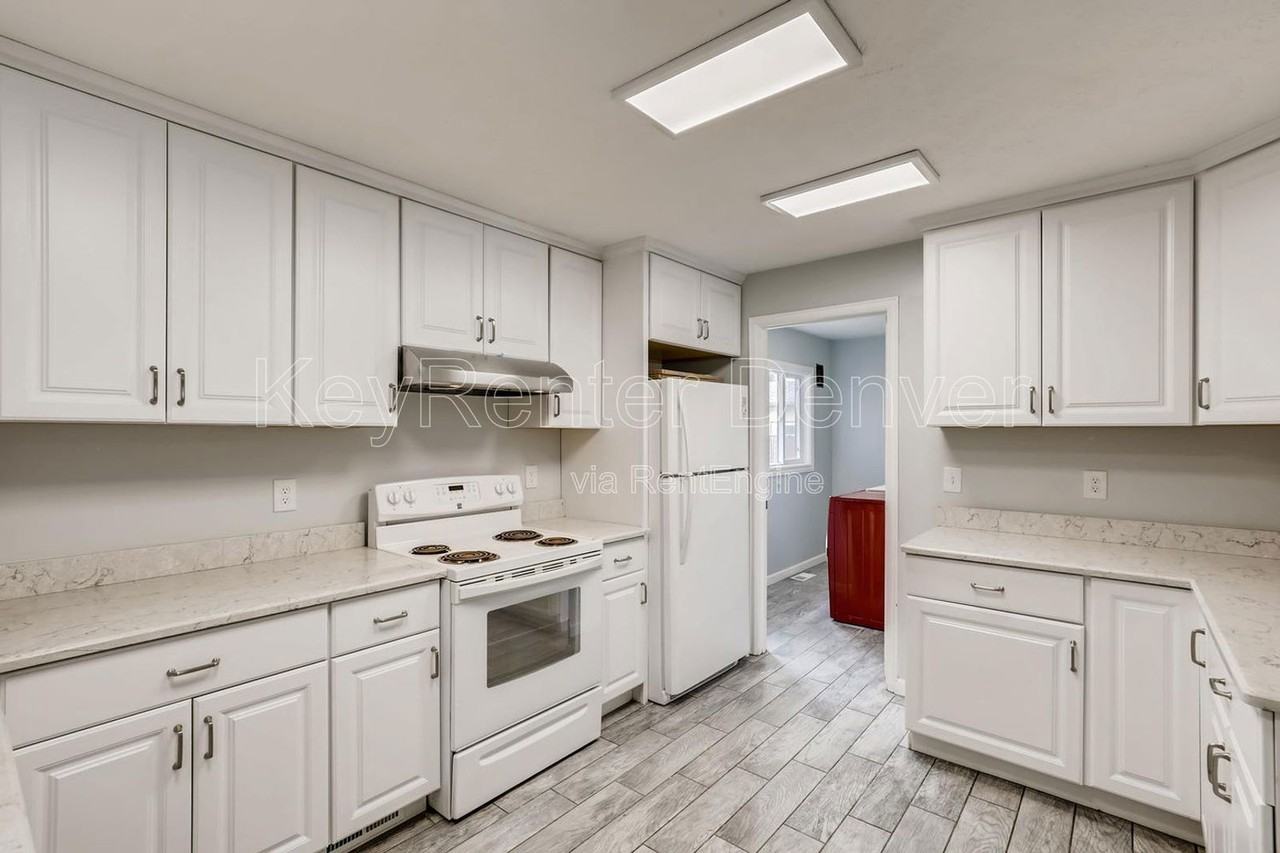 1733 Iola St - Photo 5 of 12