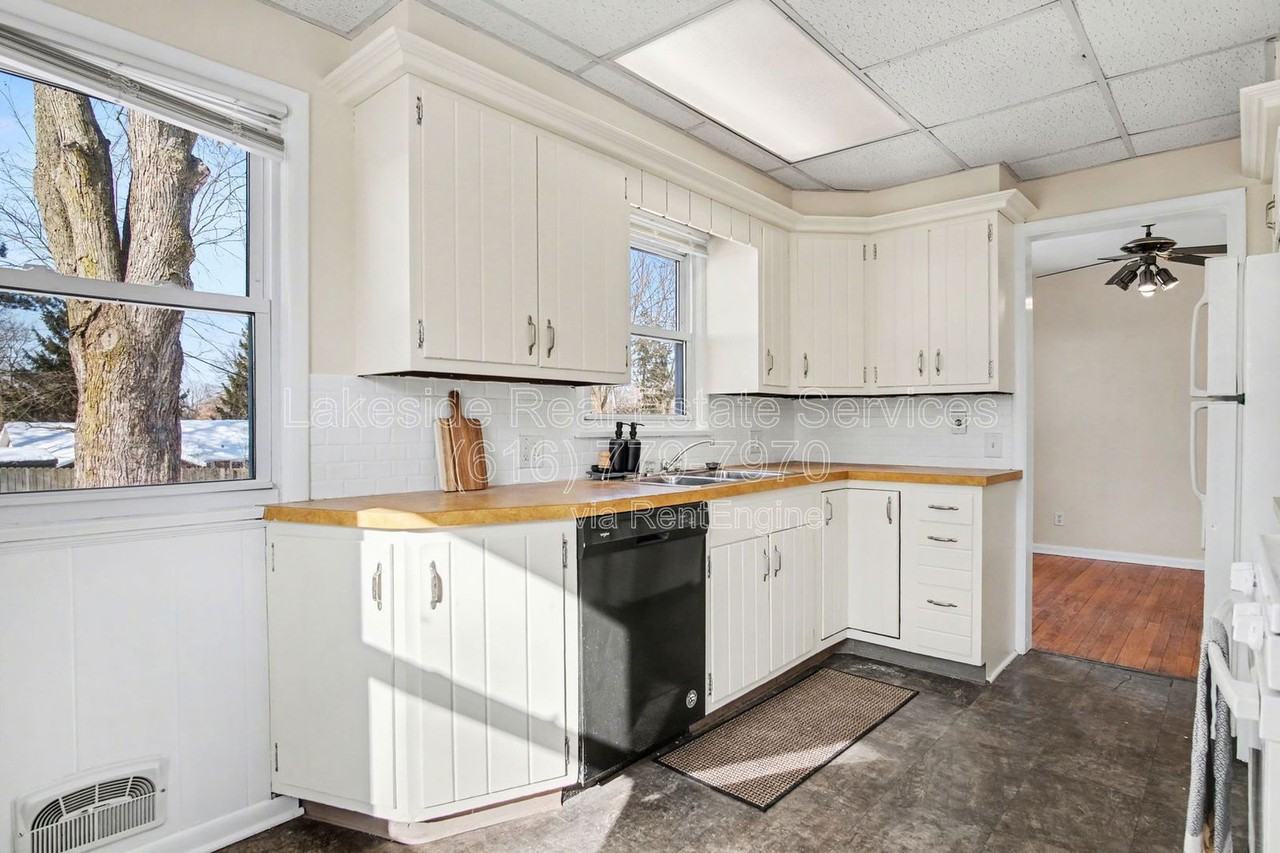 1421 Ball Ave Ne - Photo 5 of 27