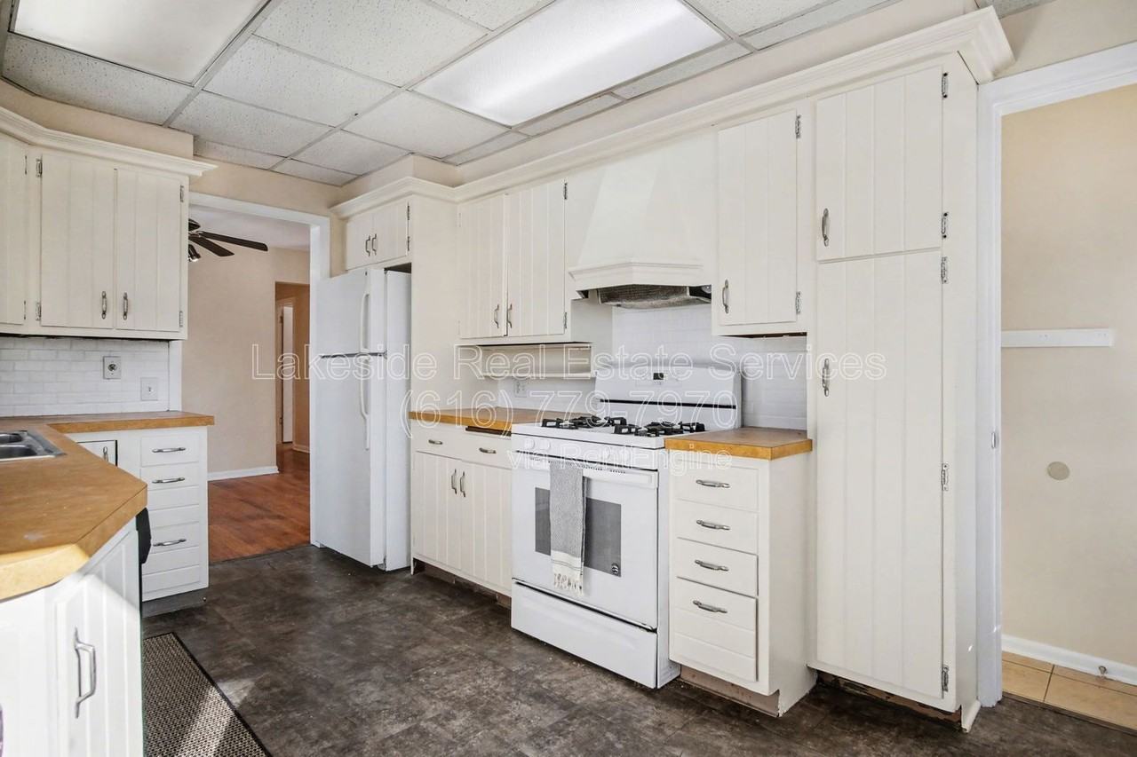 1421 Ball Ave Ne - Photo 6 of 27