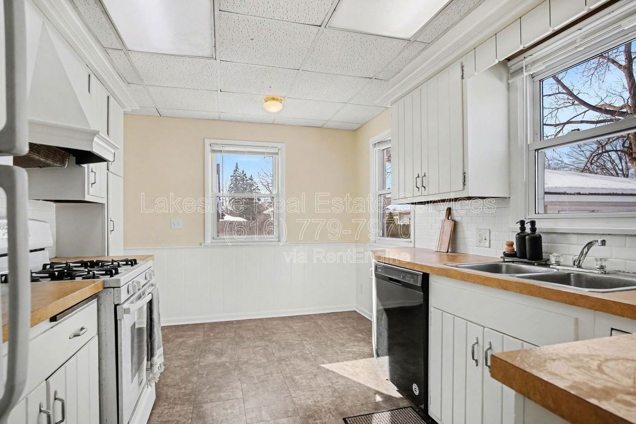 1421 Ball Ave Ne - Photo 7 of 27