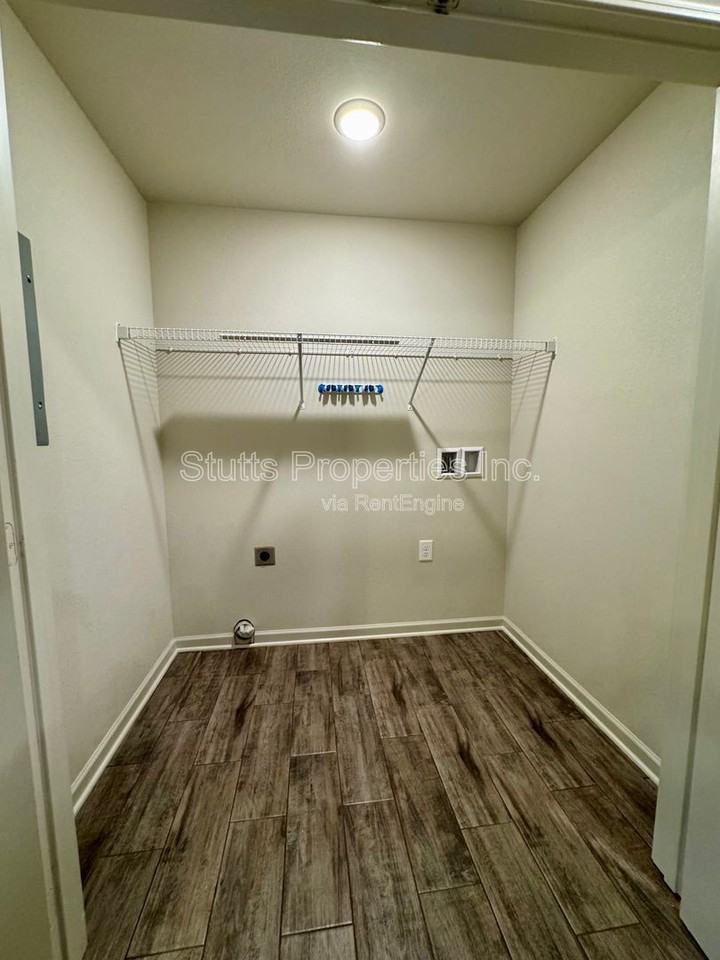 104 Spindle Ct - Photo 2 of 12