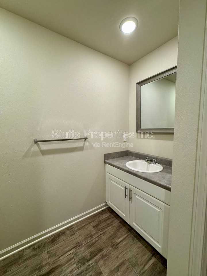 104 Spindle Ct - Photo 4 of 12