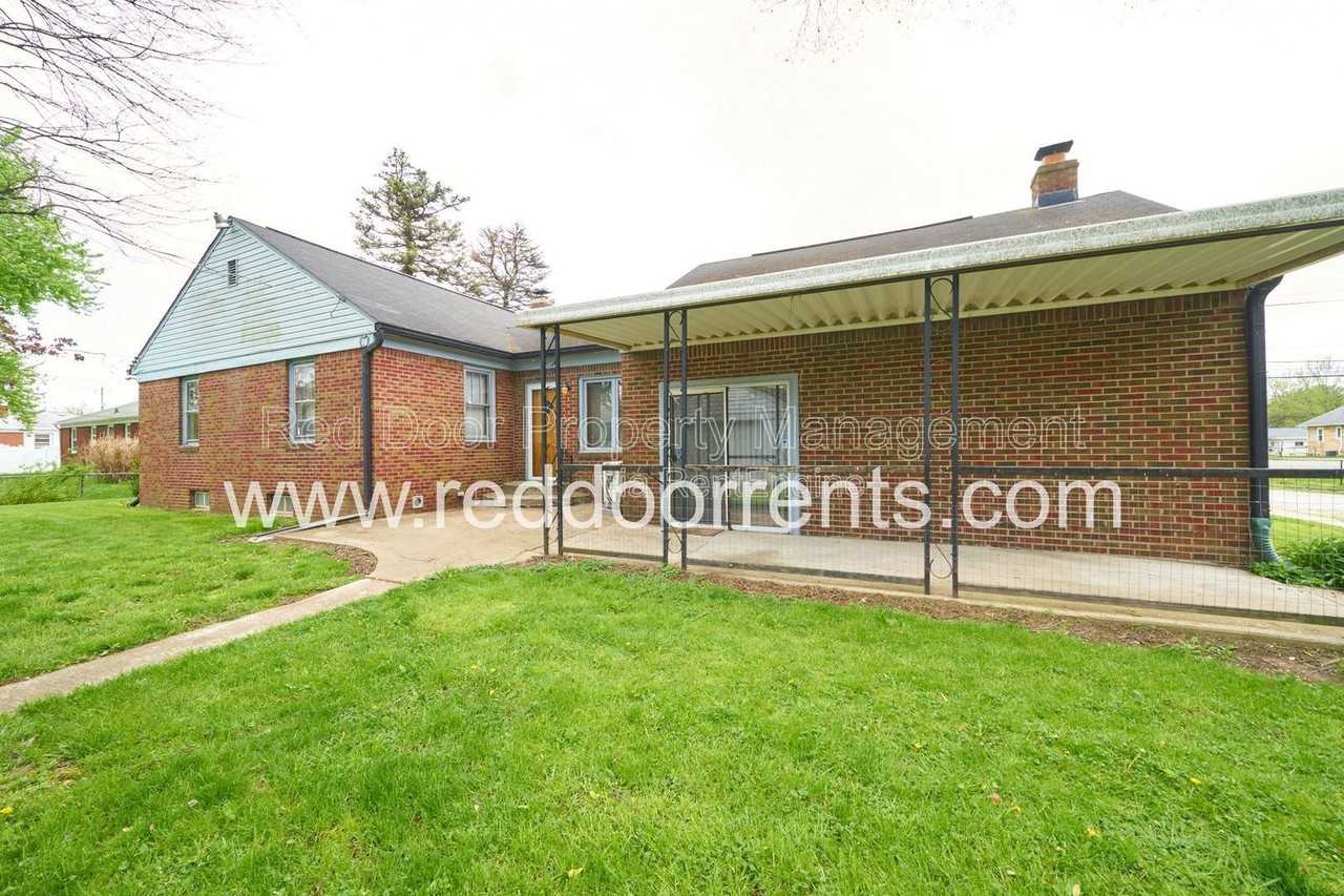328 N Post Rd - Photo 2 of 28
