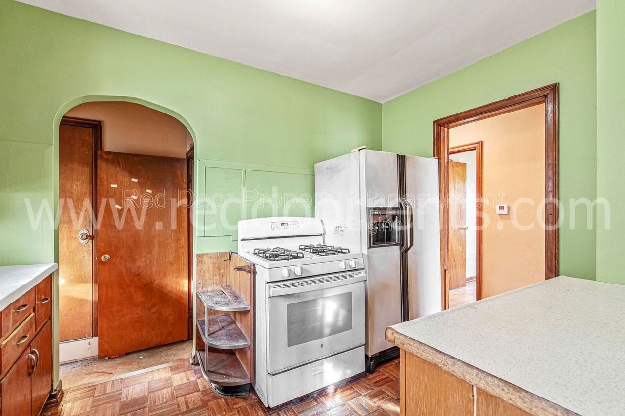 328 N Post Rd - Photo 3 of 28