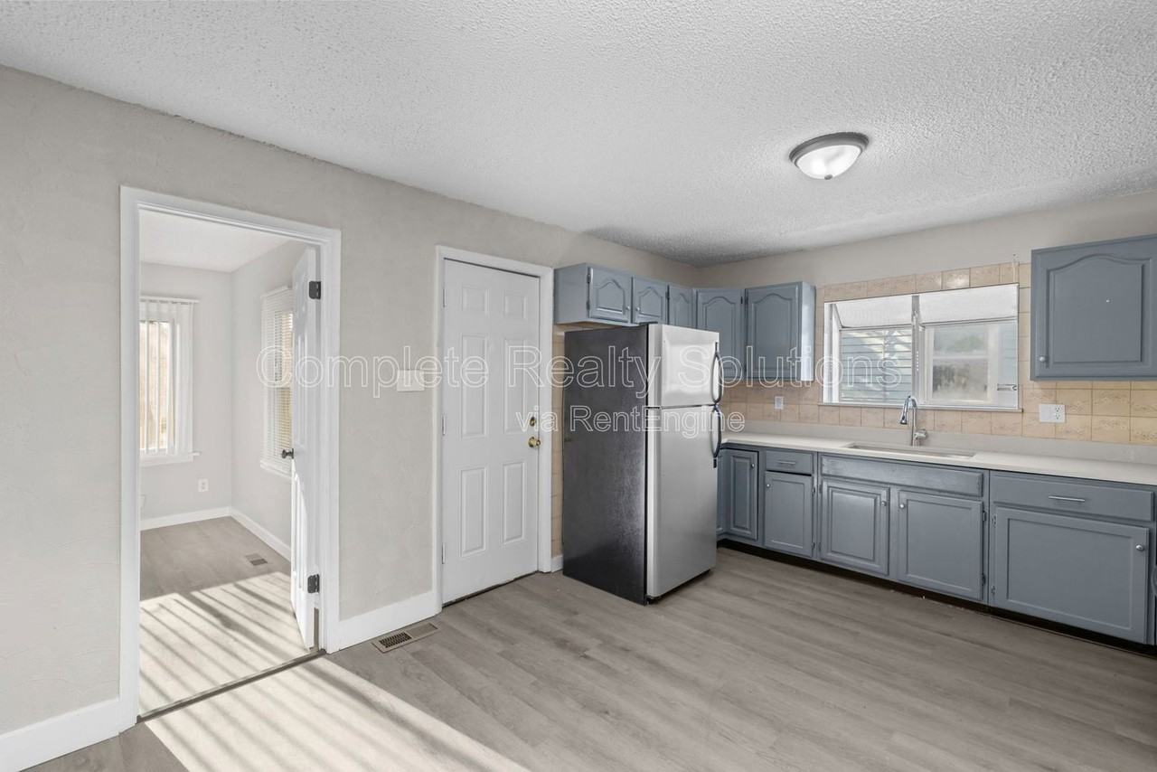 2056 Coleridge Dr - Photo 5 of 29