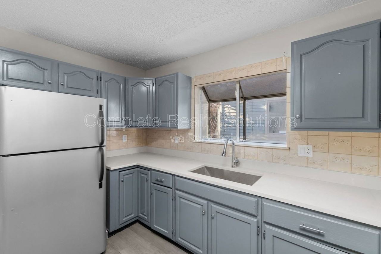 2056 Coleridge Dr - Photo 6 of 29