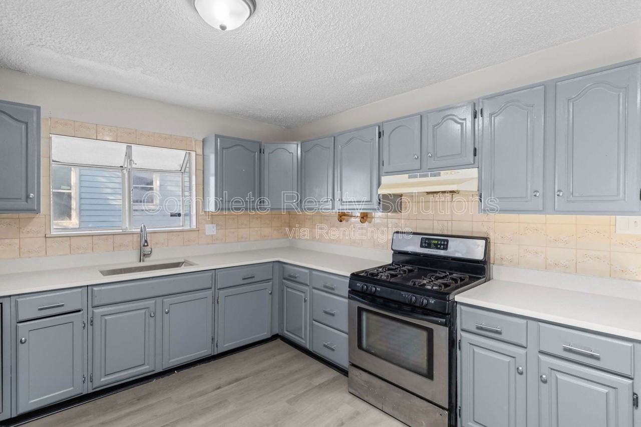 2056 Coleridge Dr - Photo 7 of 29