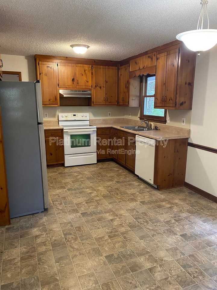 4545 Bonneville Dr - Photo 6 of 15