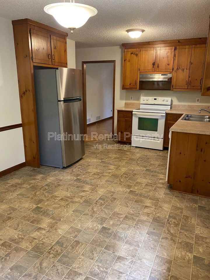 4545 Bonneville Dr - Photo 7 of 15