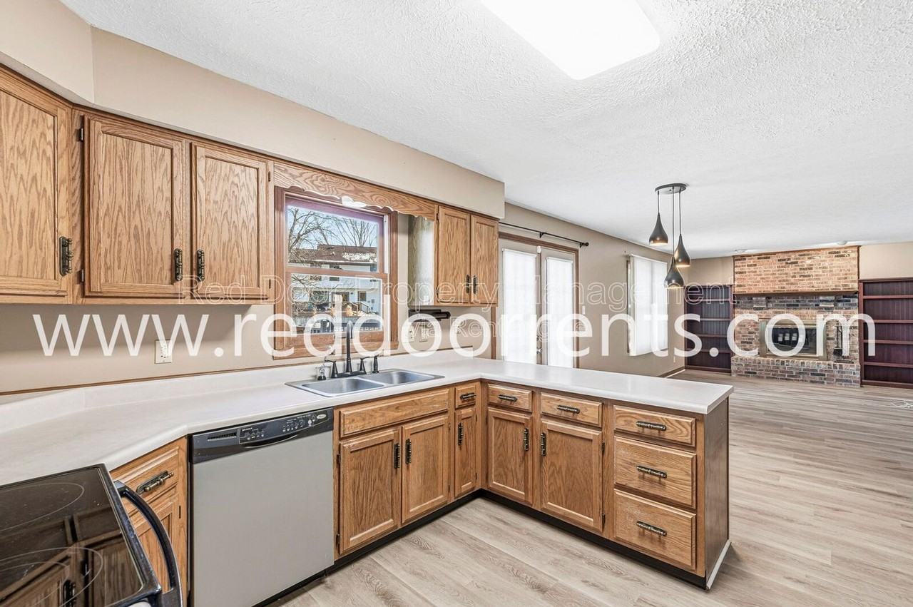 7694 Prairieview Dr - Photo 4 of 40