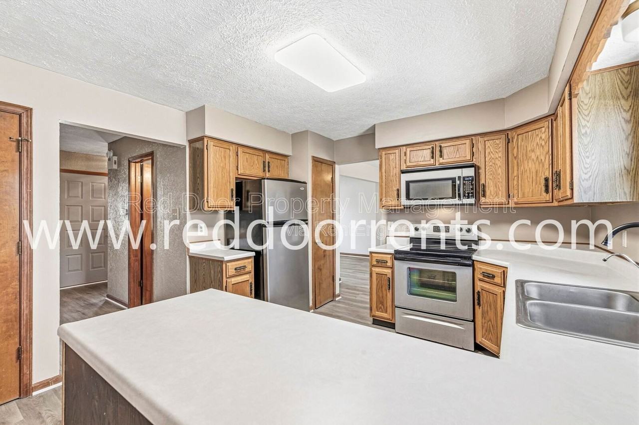 7694 Prairieview Dr - Photo 5 of 40