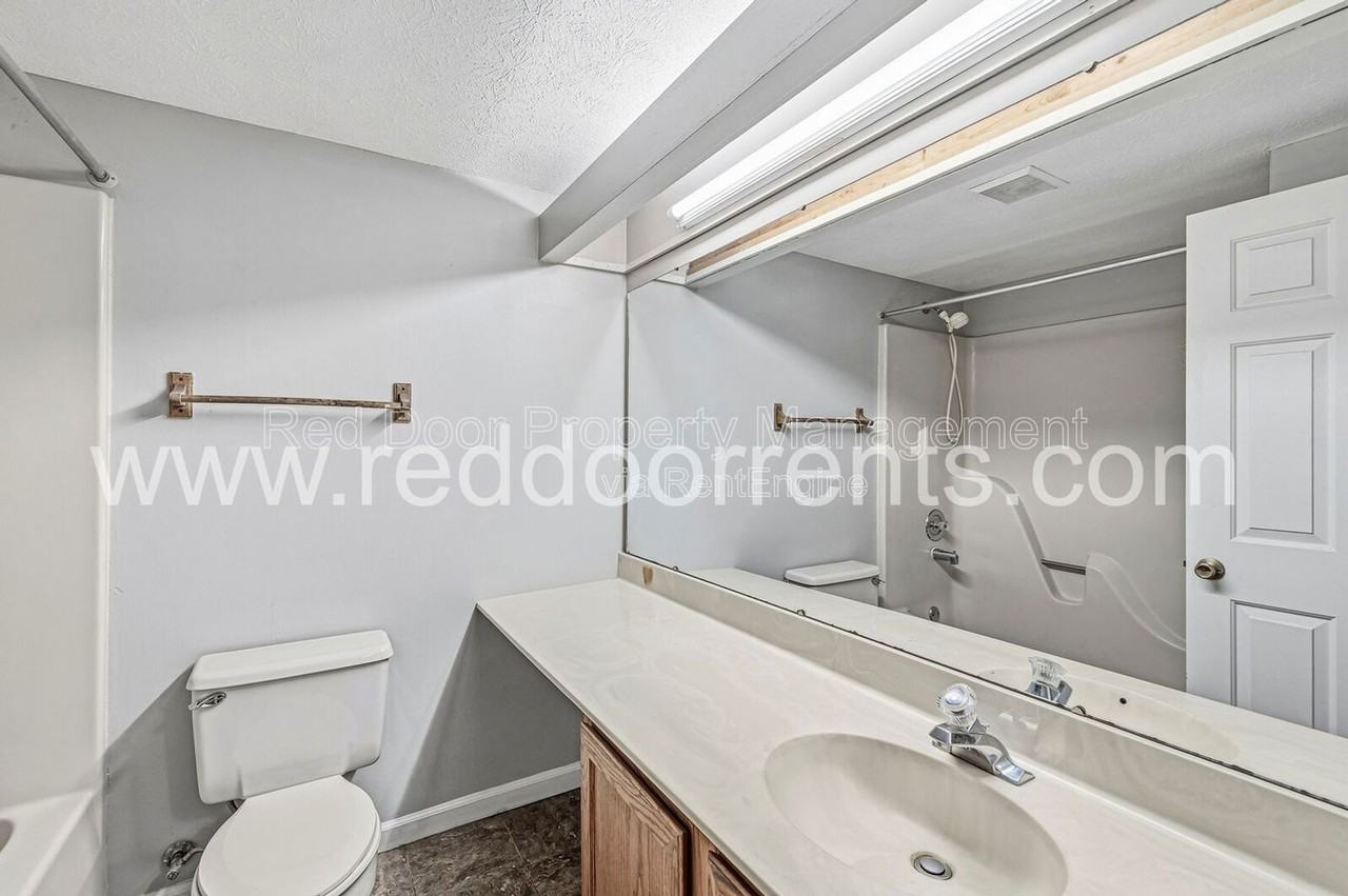 8029 Cardinal Cv W - Photo 4 of 32