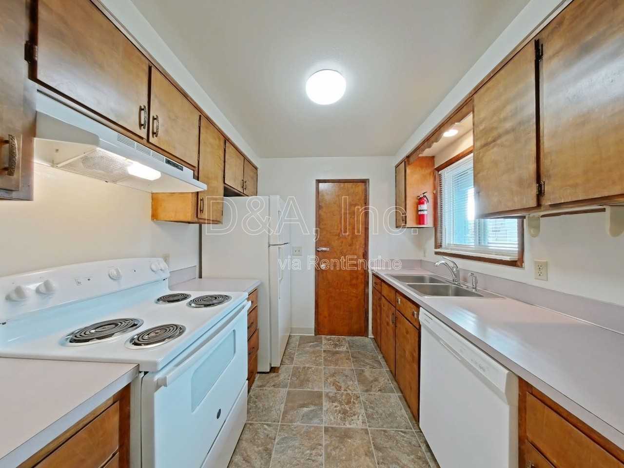 951 Nw Garfield Ave - Photo 6 of 16