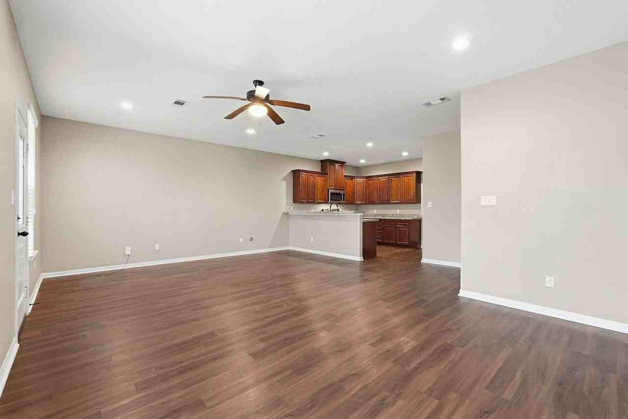 112 Artesian Way - Photo 6 of 25