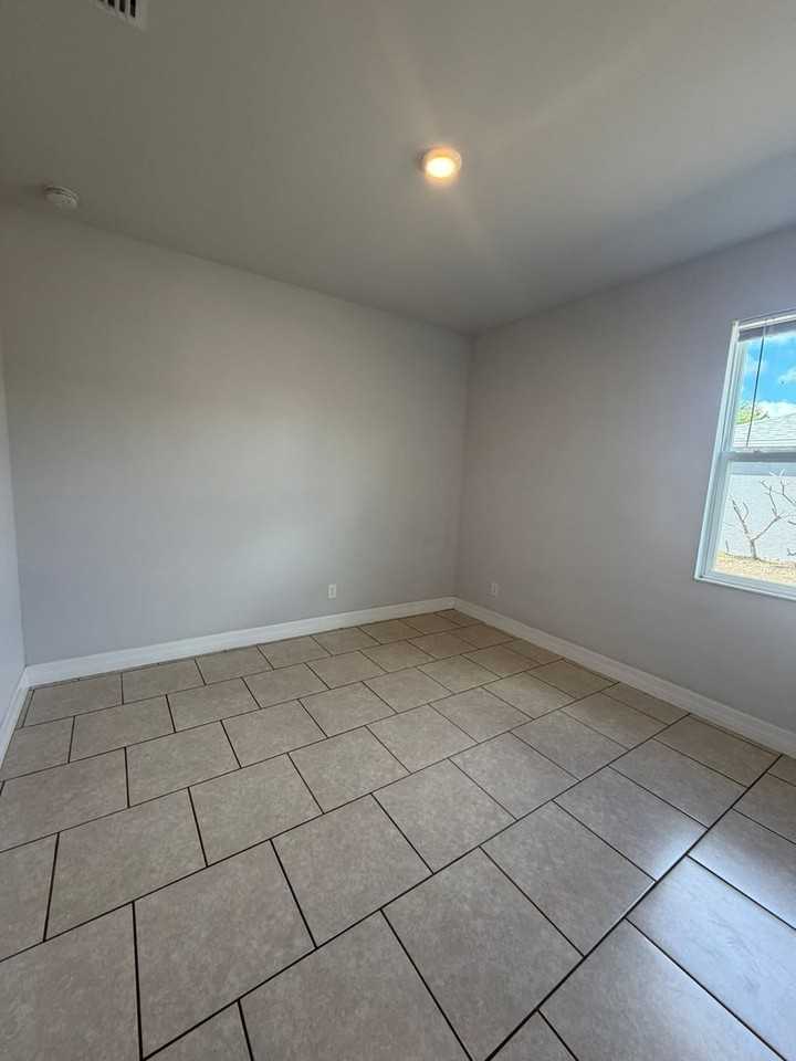 1129 San Cristobal Ave - Photo 5 of 14