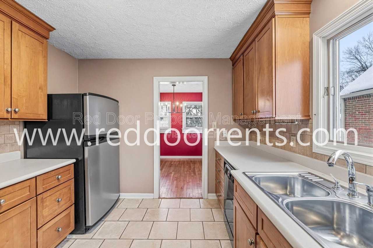 6115 Indianola Ave - Photo 5 of 38