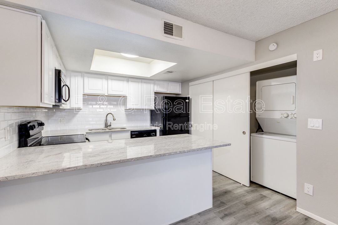 2149 E 10th St #3 - Photo 4 of 15