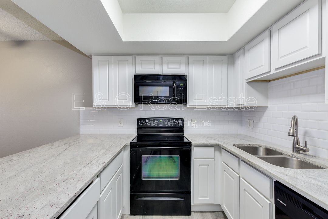 2149 E 10th St #3 - Photo 5 of 15