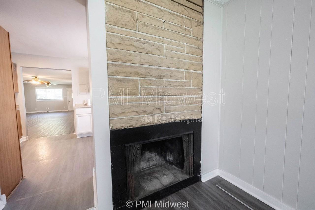 3748 N Hawthorne Ln - Photo 7 of 43