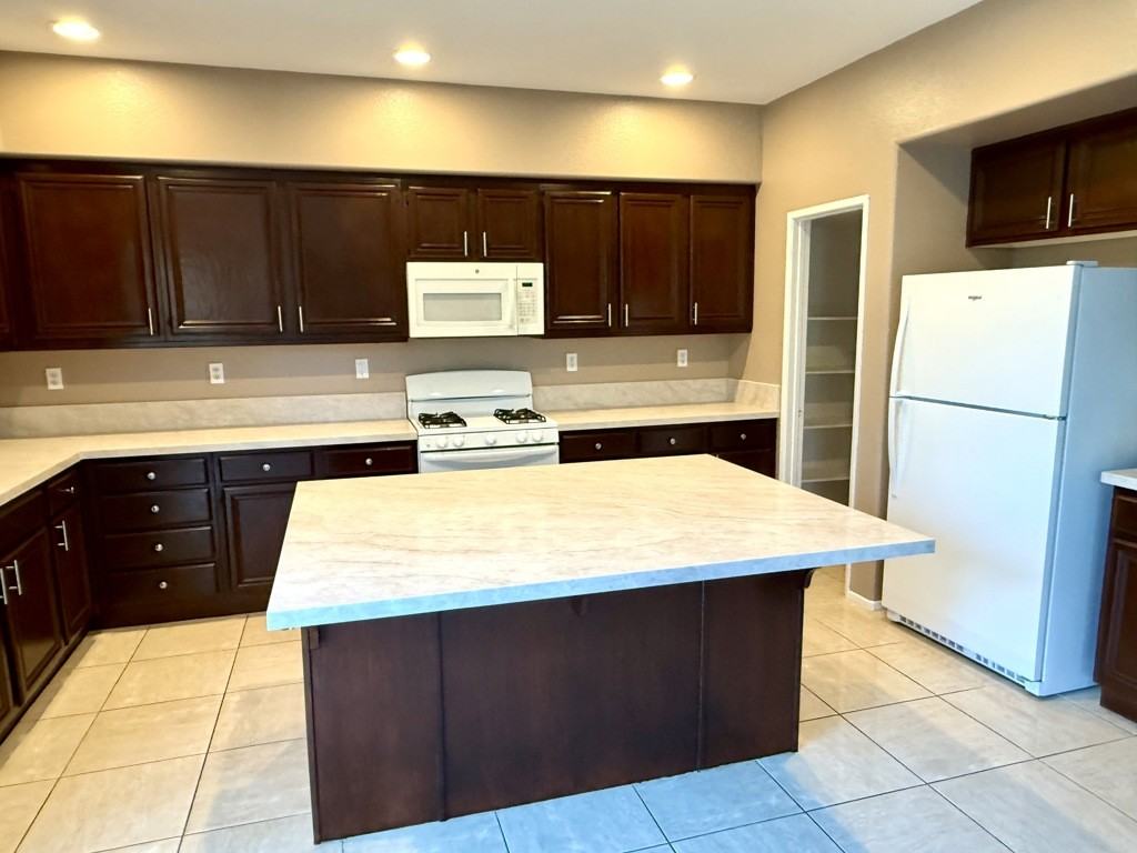 24303 Senna Dr - Photo 3 of 8