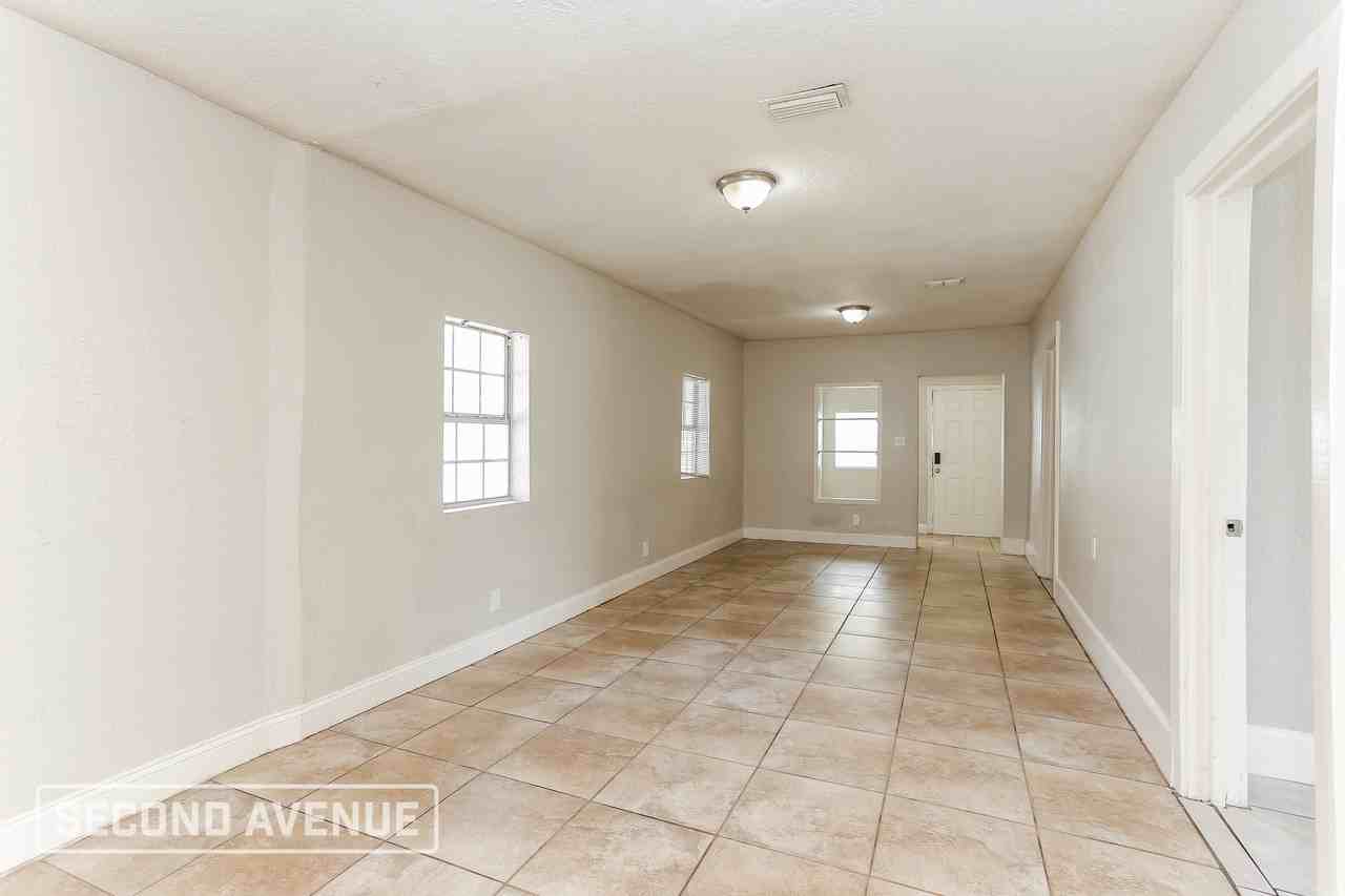 2121 Broadway Ave - Photo 4 of 28