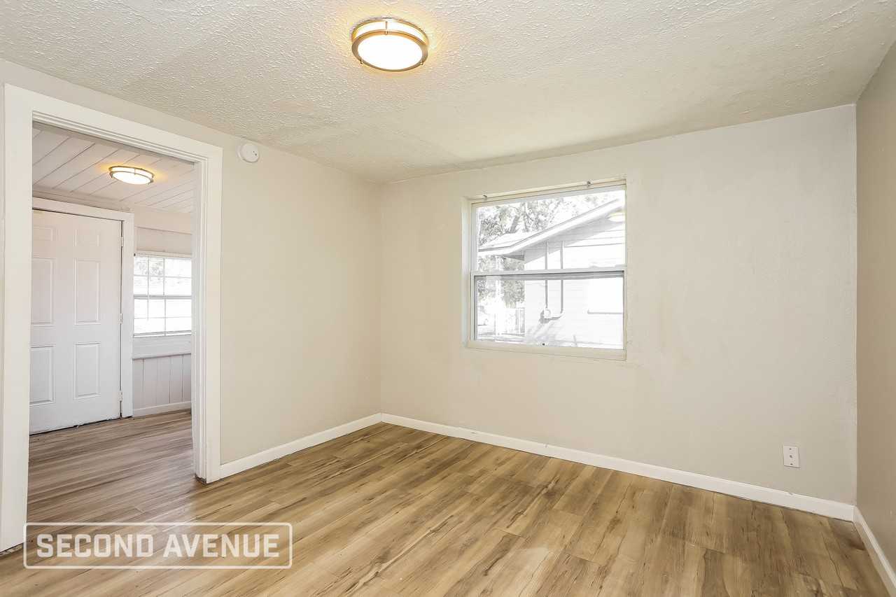 1656 W 30th St - Photo 6 of 28