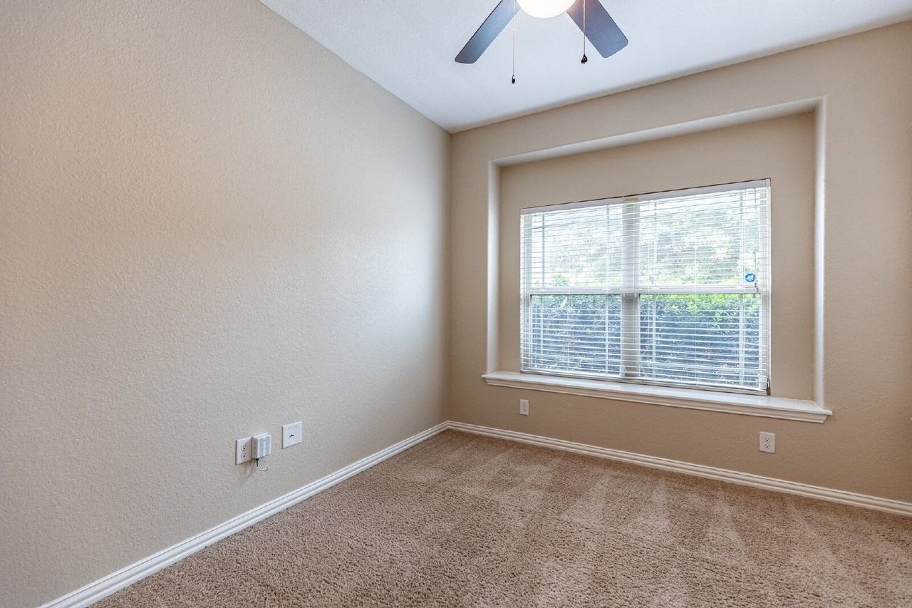 9122 Vondel Park - Photo 3 of 27