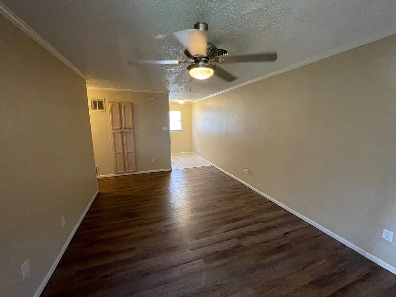 2202 15th St - Photo 4 of 10