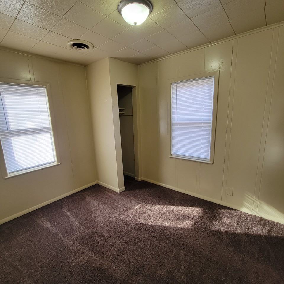 2820 Mars Hill St - Photo 3 of 6