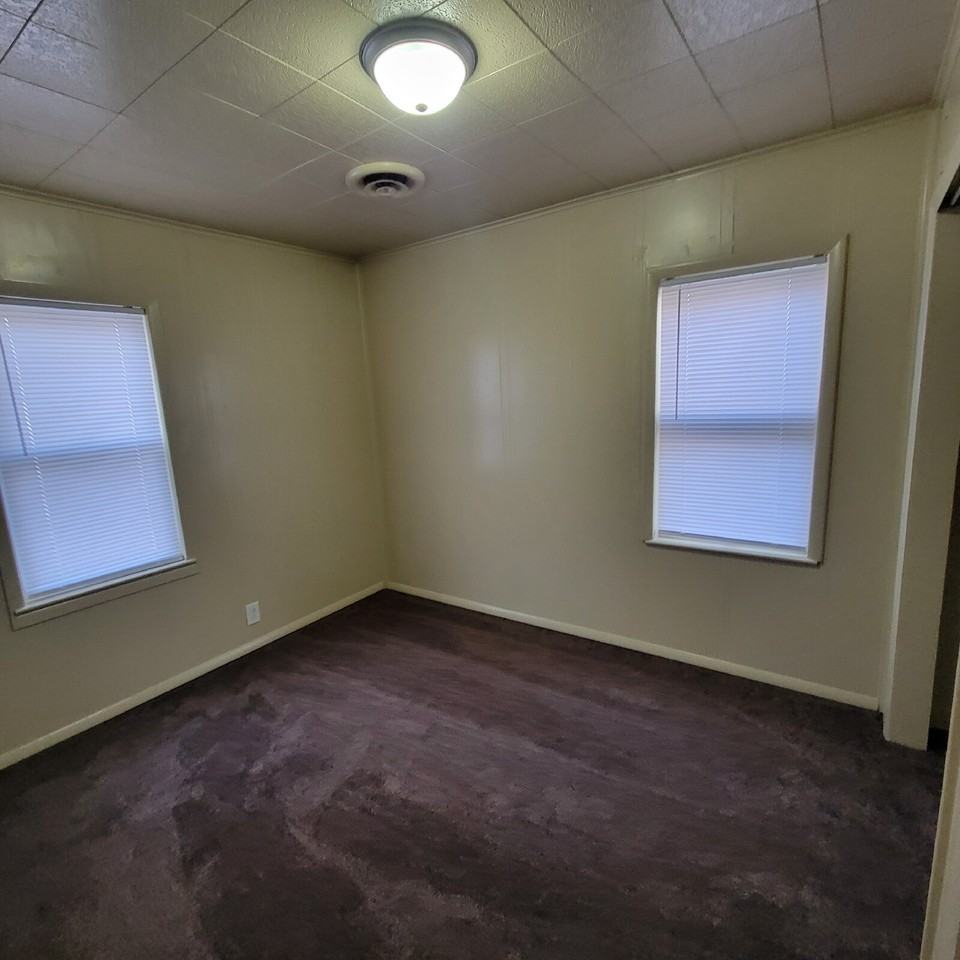 2820 Mars Hill St - Photo 4 of 6